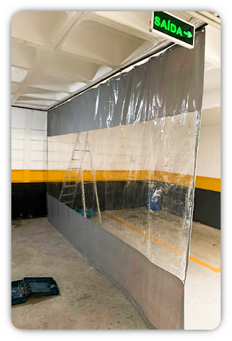 Cabine de pintura automotiva com cortina cinza e cristal