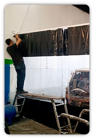 Equipe da Destac instalando cortina em cabine de funilaria
